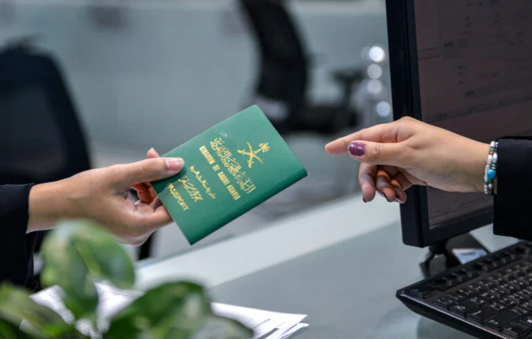 إتاحة تجديد الجواز السعودي الإلكتروني للتابعين أقل من 21 عامًا عبر منصة أبشر