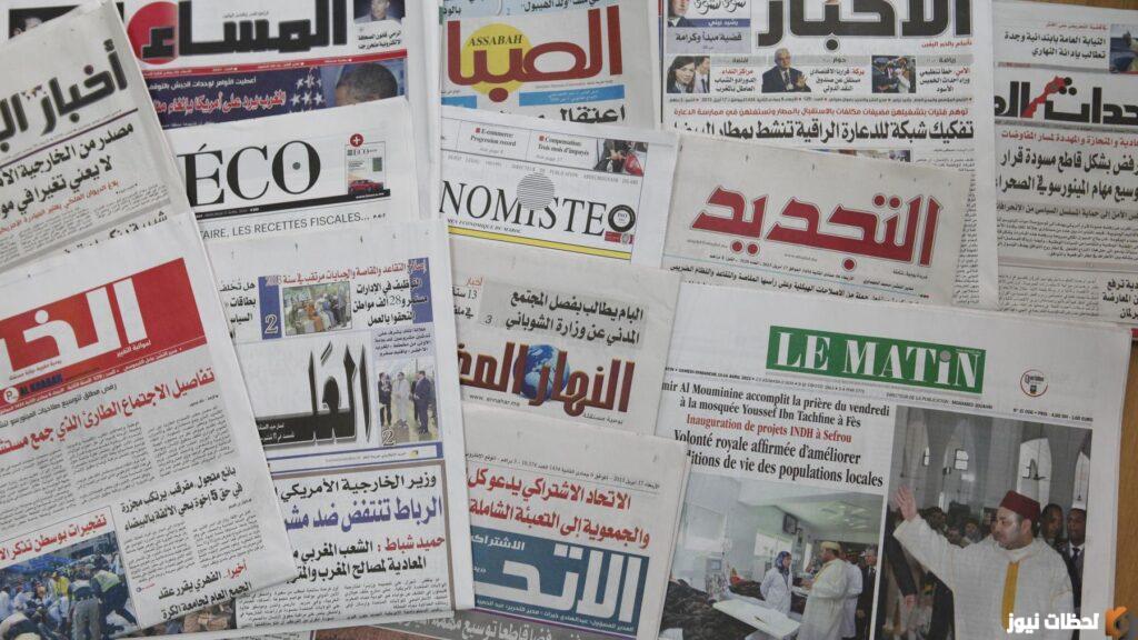 استخدم الفنان الخامات المختلفة مثل قصاصات الجرائد