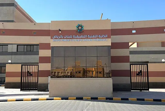 كم نسبة القبول في كلية التقنية؟