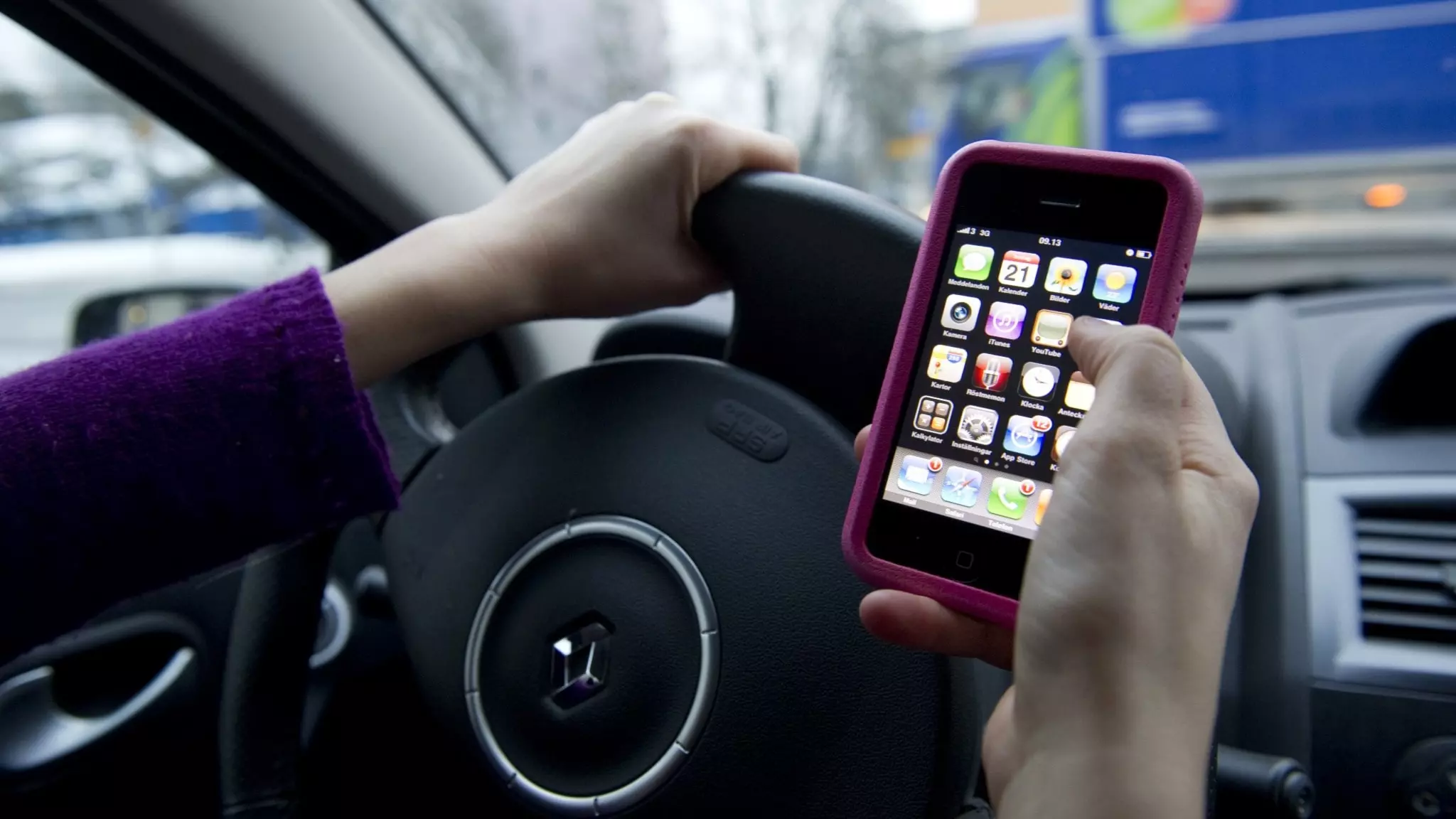 كم قيمة مخالفة استخدام الهاتف اثناء القيادة الكويت