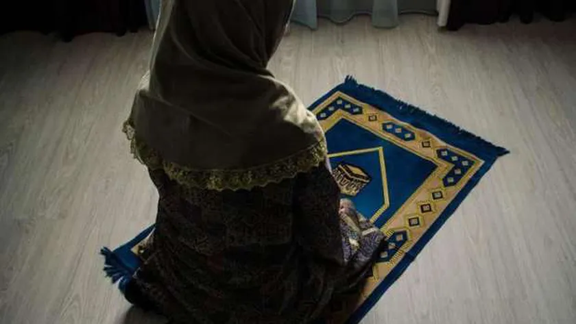 حكم تغطية الوجه في الصلاة