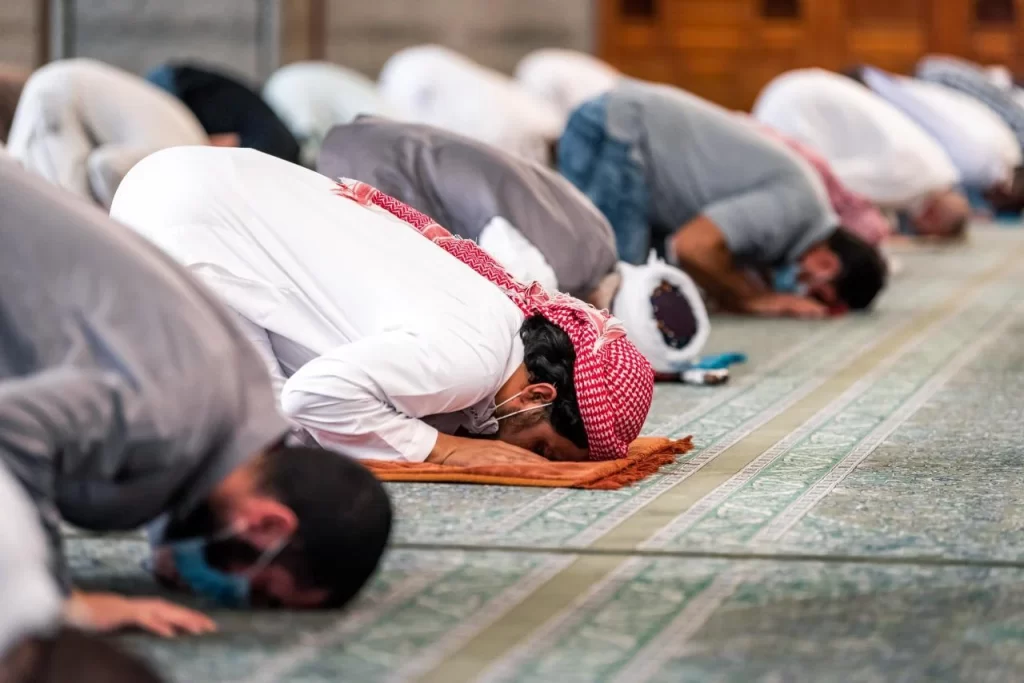 حكم مسابقة إمام الصلاة في انتقالات الصلاة