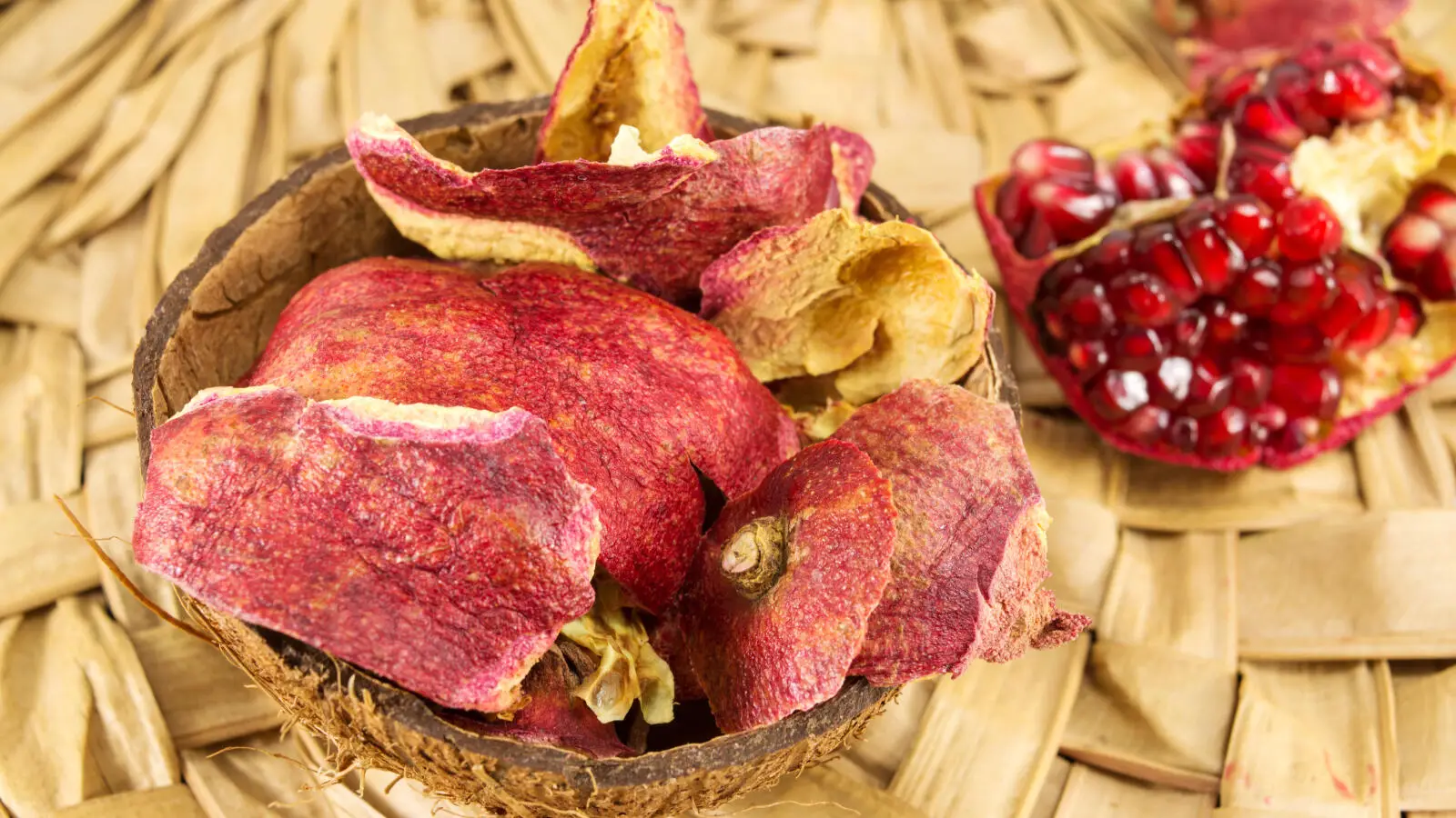 فوائد قشر الرمان المجفف