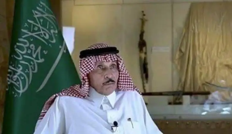 كم عمر خطاط الشهادتين في العلم السعودي
