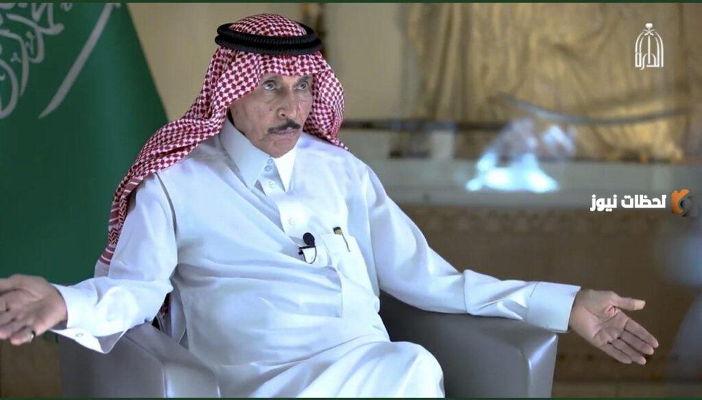 كم عمر صالح المنصوف خطاط العلم السعودي