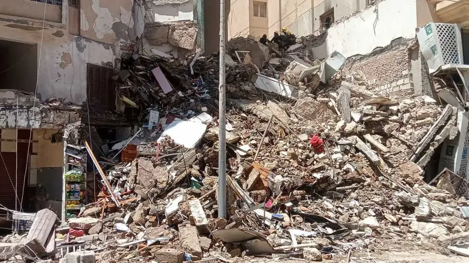 لحظة انهيار مبنى مكون من 4 طوابق في مص