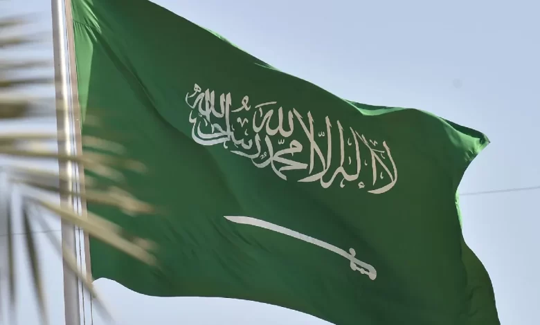 من هي المصممة التي اساءت لعلم السعودية