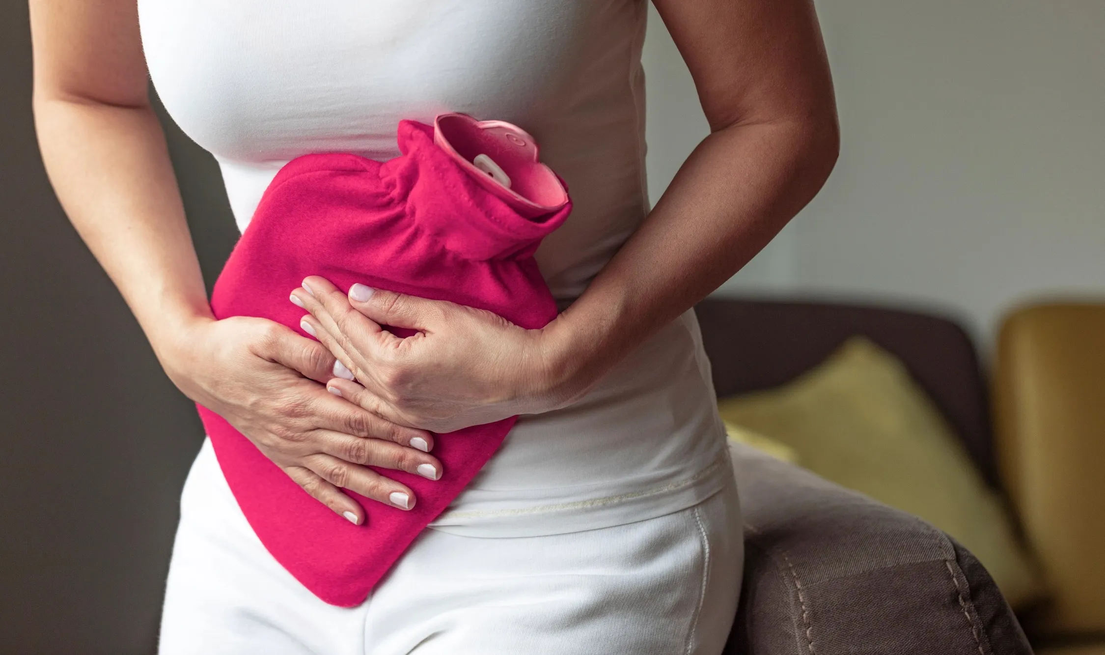 نزول إفرازات بنية قبل الدورة هل أصلي