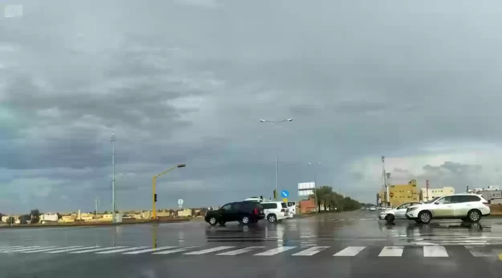 هل هناك عواصف وأعاصير في الطريق؟ هذه المناطق السعودية تُعاني من أمطار غزيرة وسيول جارفة
