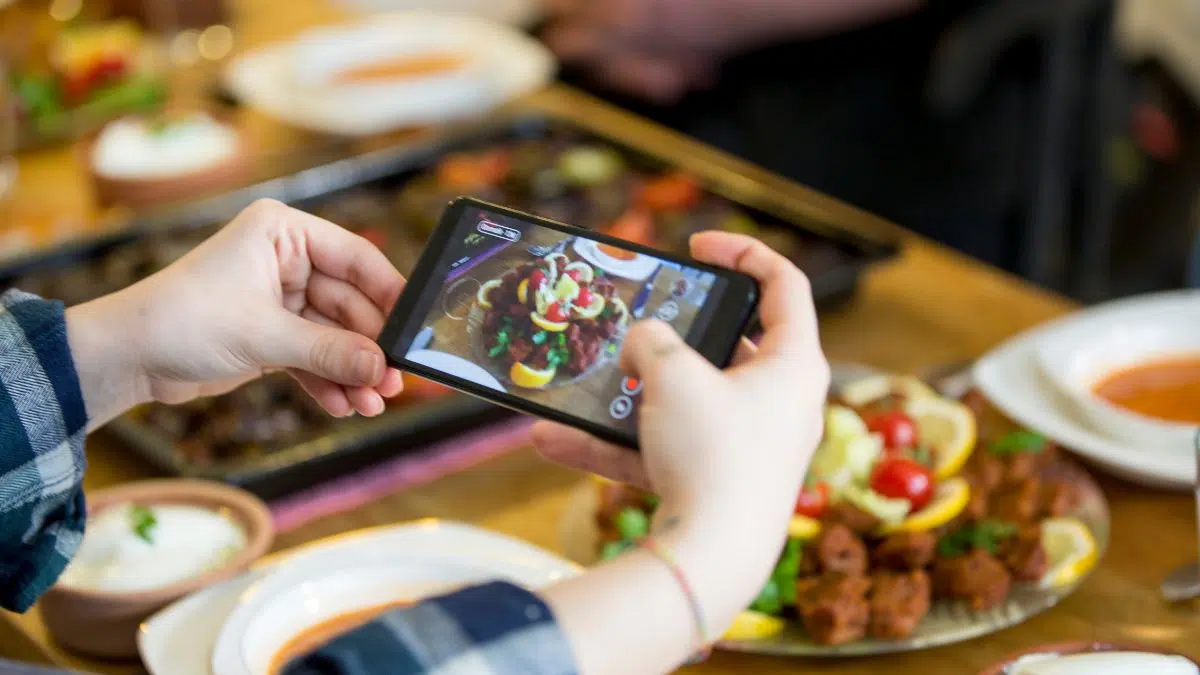 هل يجوز الاكل امام الصائم