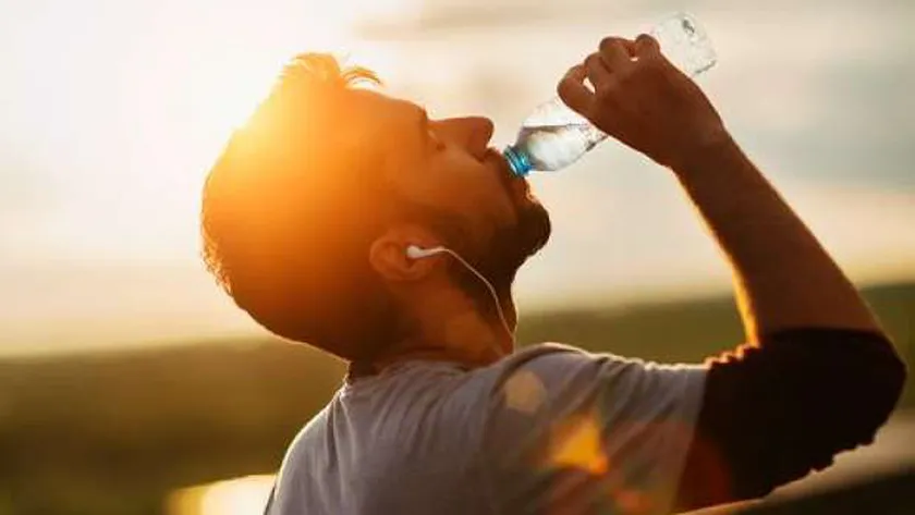 هل يجوز شرب الماء مع الاذان