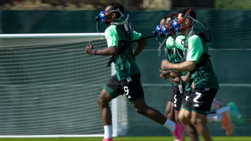 تعرف على سر أقنعة نجوم المنتخب الوطني السعودي