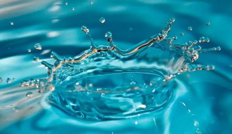 تفسير رؤية الماء الأزرق الصافي للعزباء