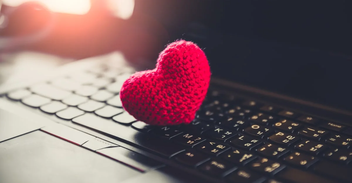 حكم العلاقة الزوجية عن طريق النت او الهاتف