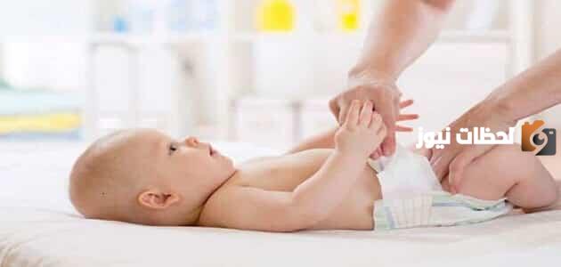 على ماذا يدل لون براز الطفل أخضر مائل للسواد؟