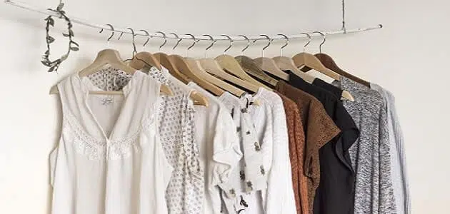 ما تفسير أخذ الأم المتوفية الملابس في المنام؟