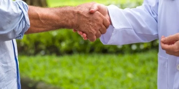 ما تفسير حلم السلام على الميت وهو يضحك؟
