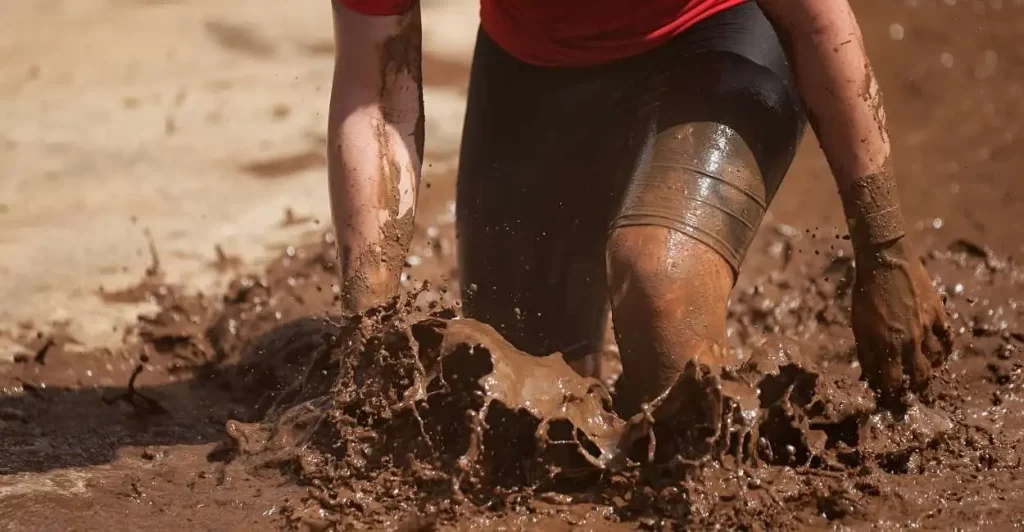 ما تفسير حلم الطين على القدم للميت؟