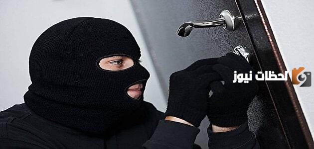 ما تفسير حلم سرقة باب المنزل؟