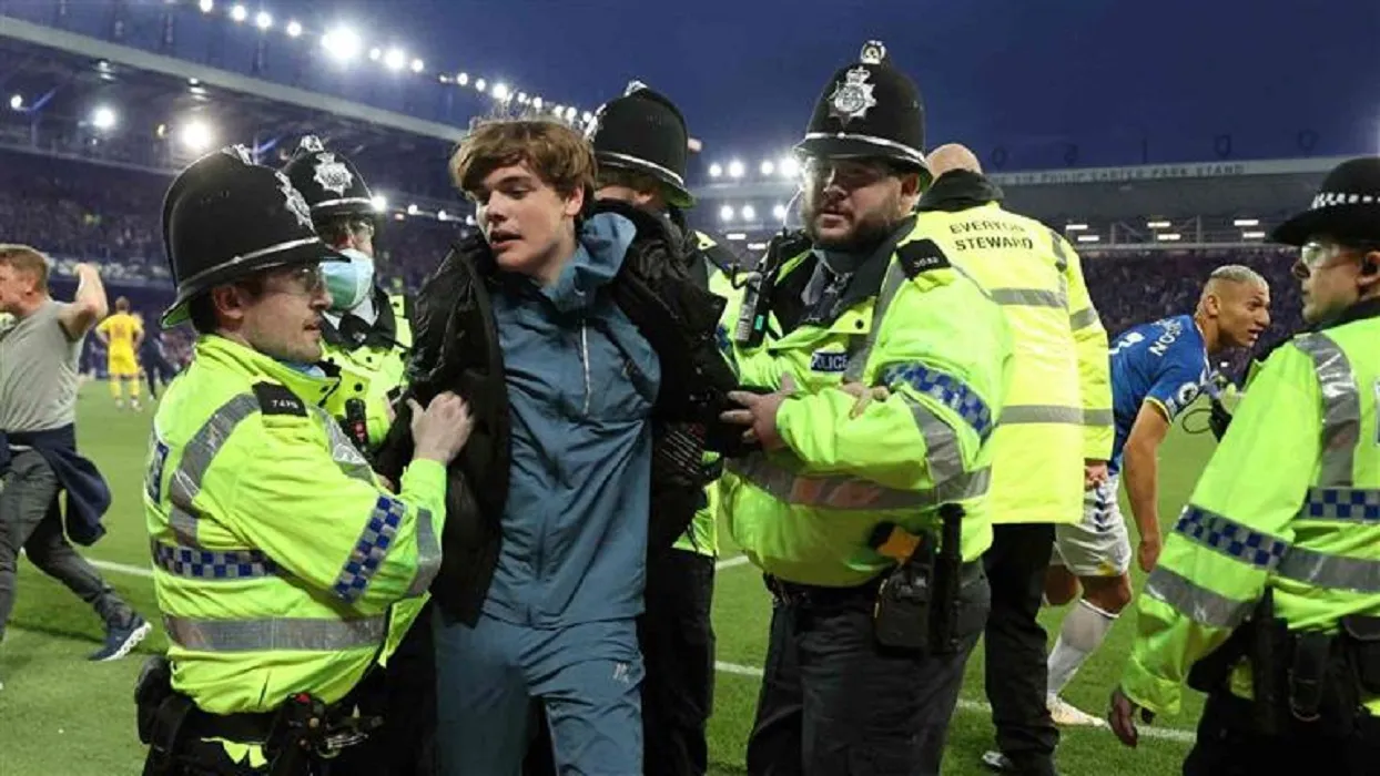 ماهي عقوبة نزول الجمهور إلى الملعب في السعودية