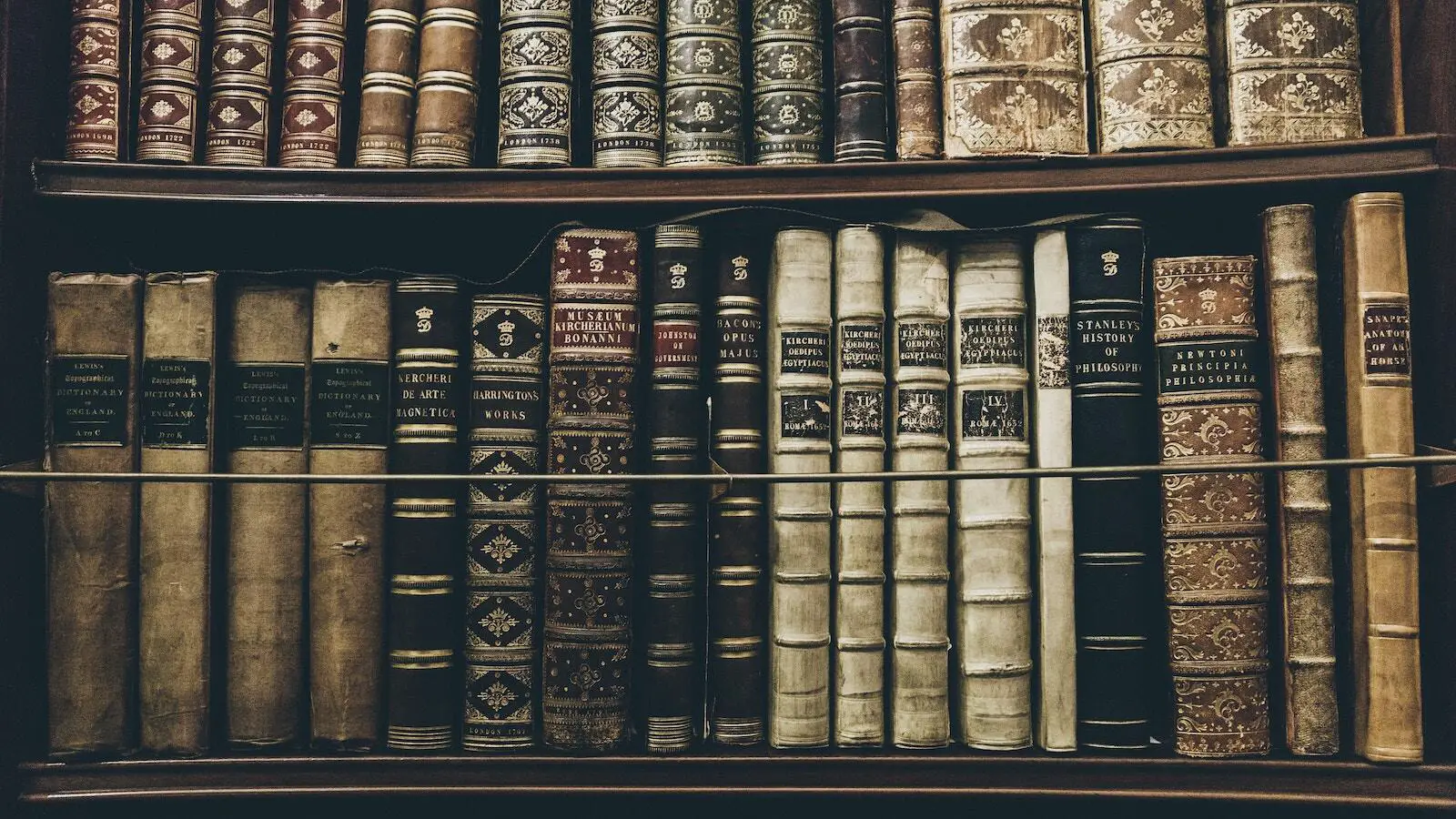 من هو اول خليفة امر بترجمة الكتب الى العربية