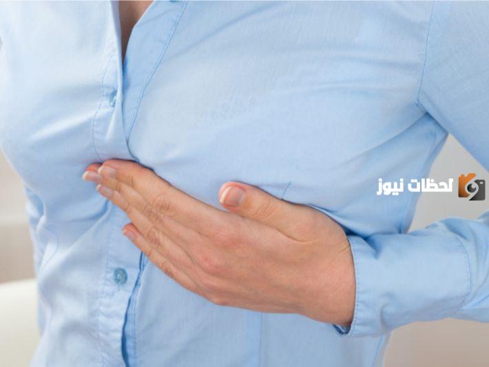 هل ظهور كتلة في الثدي الأيسر قبل الدورة طبيعي