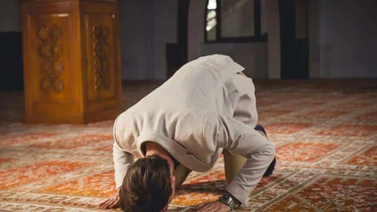 هل يجوز الصلاة قبل الاذان بدقائق