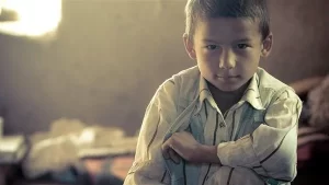 هل يجوز كفالة اليتيم في البيت