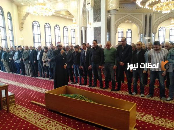 يستحب أن يقف الإمام في الصلاة على الميت
