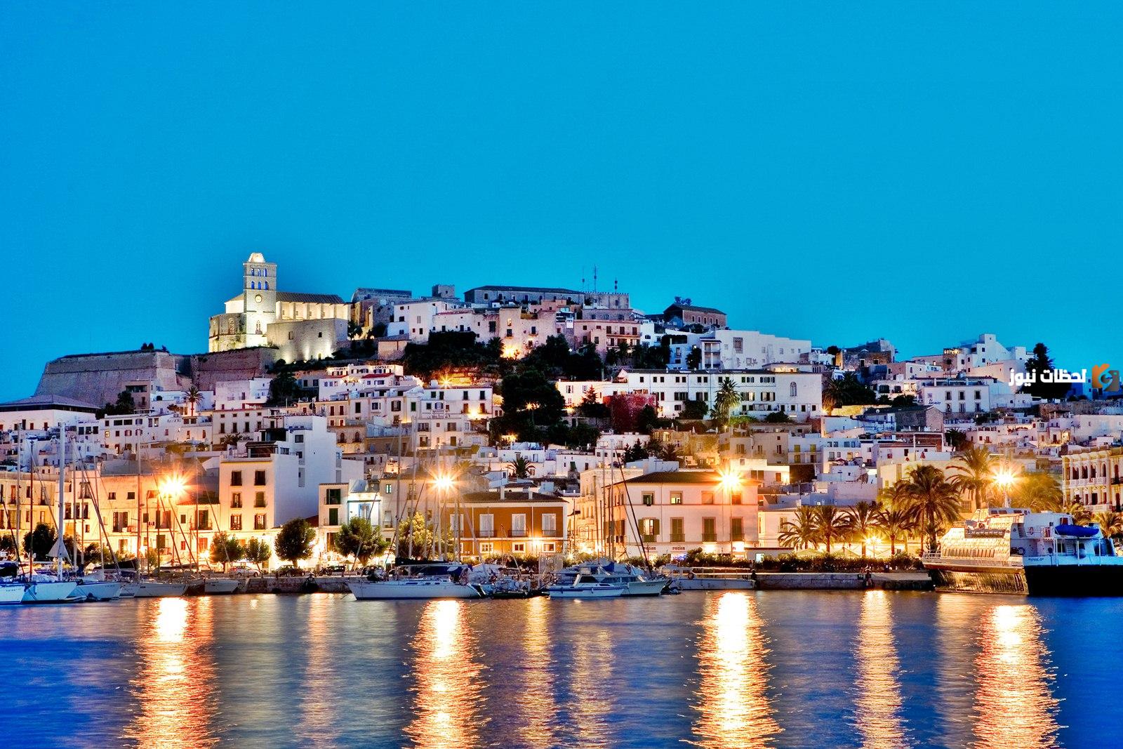 أين تقع بالتحديد جزيرة إبيزا في إسبانيا؟