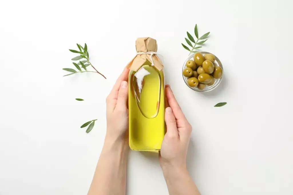فوائد وأضرار زيت الزيتون للشعر