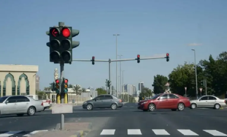كم قيمة مخالفة الانعطاف يمين والاشارة حمراء