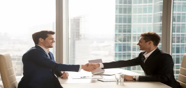 كيف ينبغي أن تقدم نفسك أمام مديرك أول مرة؟