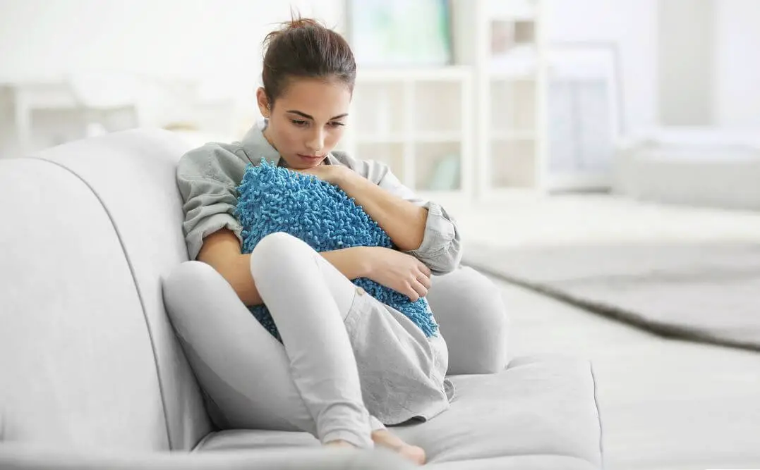 ما العلاقة بين تاخر الدورة وافرازات بيضاء شفافة