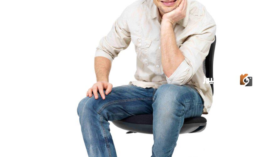 ما معنى وضع اليد على الفخذ في لغة الجسد