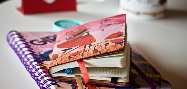 ما هي خطوات تزيين الدفاتر لكتابة الاسم بالصور