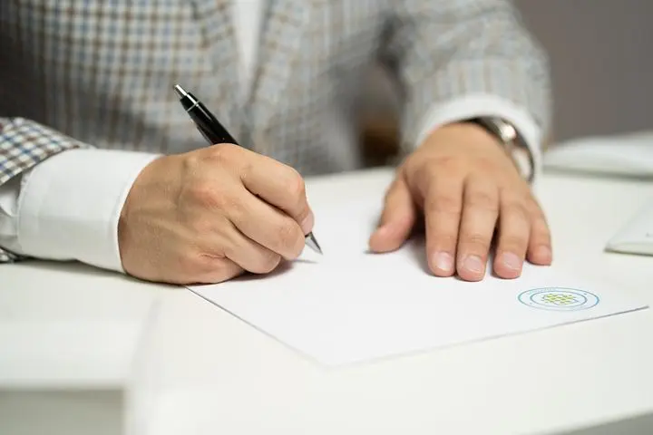 من يدفع قيمة توثيق عقد الايجار المؤجر ام المستأجر