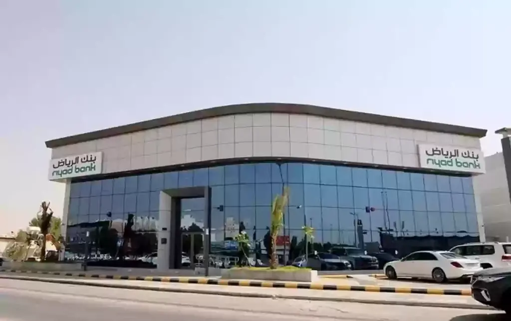 هل يمكنني دخول صالة كبار الشخصيات بنك الرياض