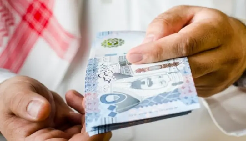 متى ينزل الراتب