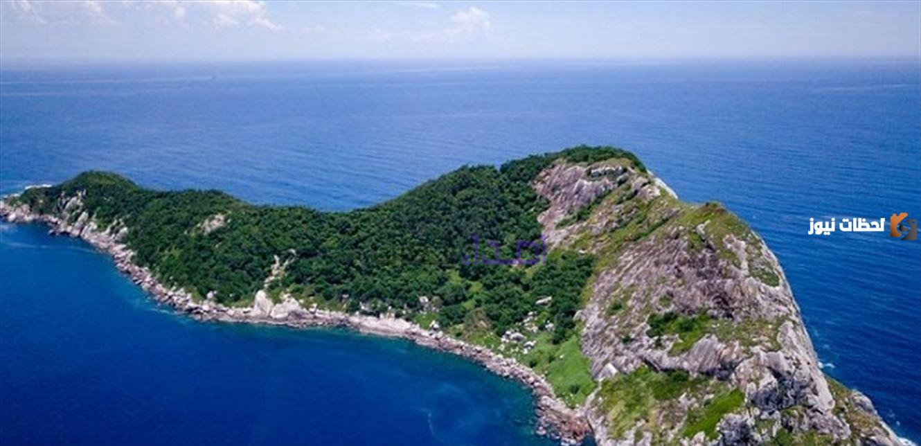 أين تقع جزر كارولين وبم تشتهر من معالمها؟