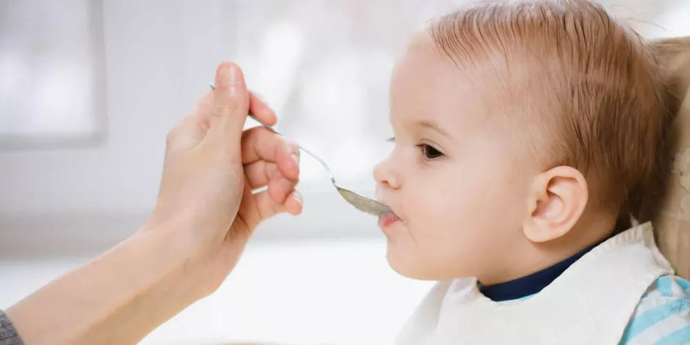 إليك 10 أطعمة يجب تجنب إعطاءها لطفلك الرضيع