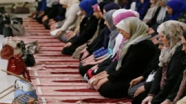 اذا صلت المراه بالنساء وكانت هي الامام فانها تكون
