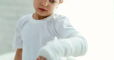 الاطفال يمكن أن يصابوا بهشاشة العظام