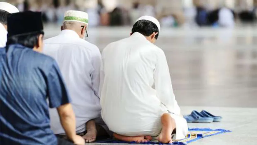 التقدم على الإمام في انتقالات الصلاة تسمى
