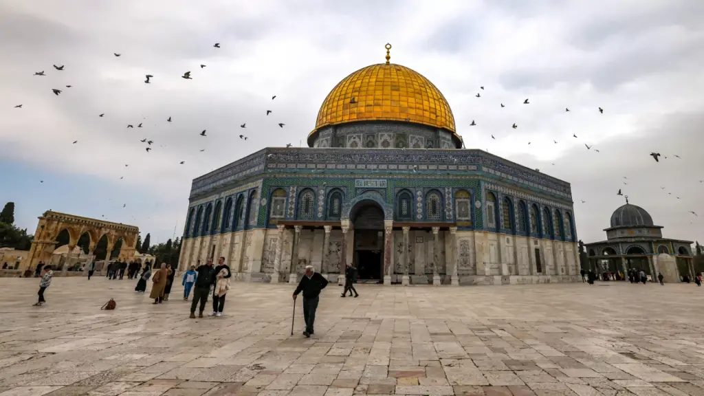 المسجد الأقصى المبارك أولى القبلتين وثالث الحرمين