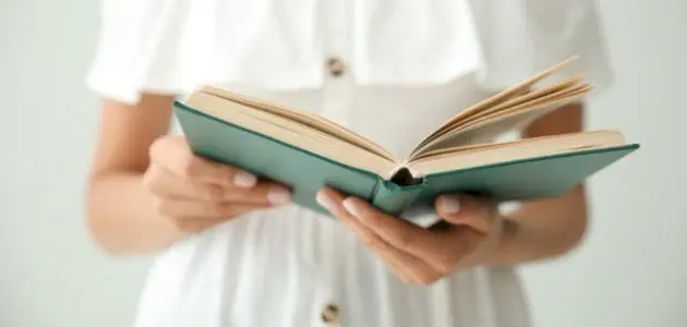 بائعة الورد