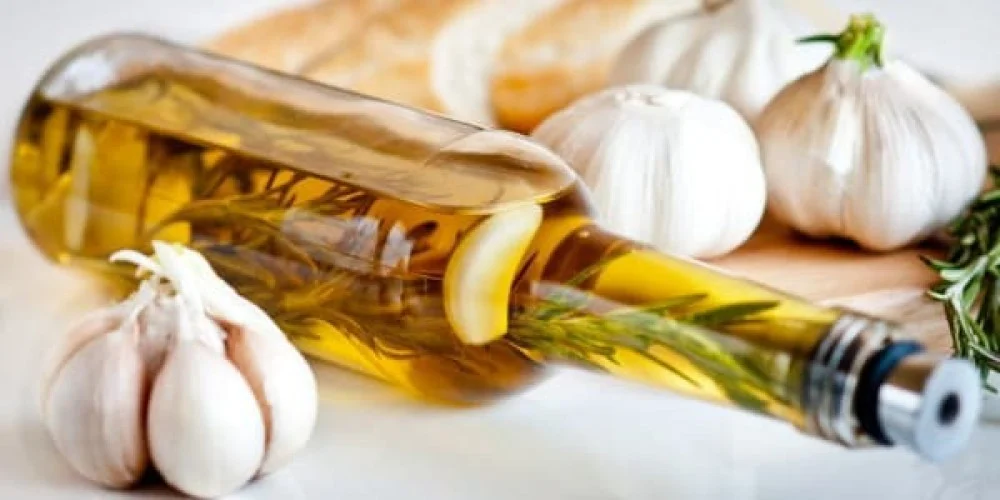 تجارب زيت الزيتون والثوم للشعر المجعد