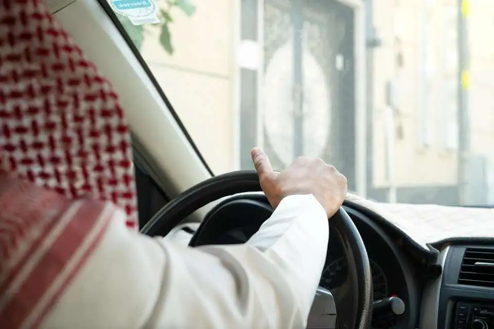 تعرف على شروط نقل كفالة سائق خاص للمرأة وتكلفة نقل الكفالة