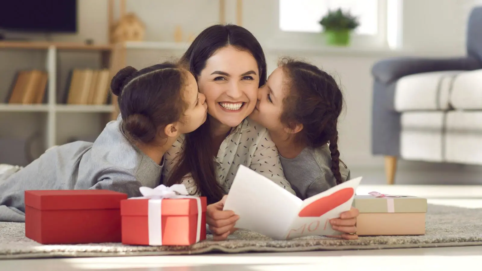 حكم عن حب الأم وإخلاصها