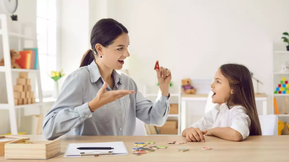 على ماذا يدل تكرار الكلام عند الأطفال